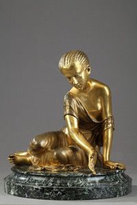 SCULPTURE EN BRONZE "LA JOUEUSE D'OSSELETS" D'APRES L'ANTIQUE, FIN DU XIXE SIECLE