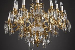 18-LIGHT CHANDELIER IN CRYSTAL, GLASS AND GILDED BRONZE