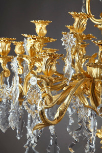 LUSTRE DE STYLE LOUIS XV A VINGT-QUATRE LUMIERES