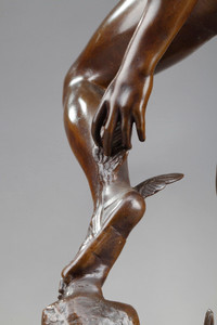 Bronze Mercure rattachant sa sandale