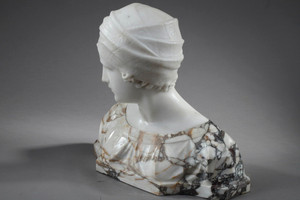 Femme au turban en marbre