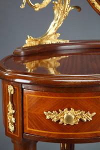 COIFFEUSE DE STYLE LOUIS XVI EN PLACAGE ET BRONZE DORE