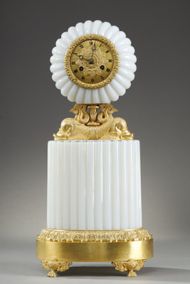 PENDULE AUX DAUPHINS EN OPALINE, CHARLES X