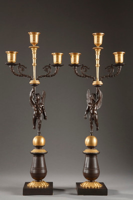 Paar vergoldete und patinierte Bronzekandelaber mit Putten