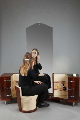 Friseur und ihr Makassar Ebenholzbeschichtungsstuhl