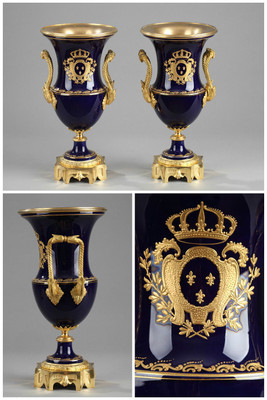 PAIRE DE VASES EN PORCELAINE A DECOR DES ARMES DE FRANCE, MANUFACTURE DE SAMSON PAIRE DE VASES EN PORCELAINE A DECOR DES ARMES DE FRANCE, MANUFACTURE DE SAMSON
