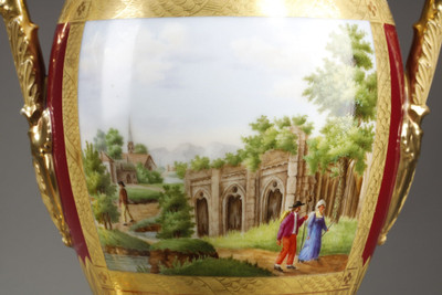 Старая ваза с буколическими пейзажами