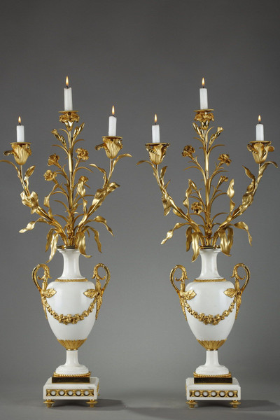 Позолоченные бронзовые подсвечники и белый мрамор