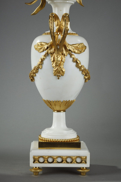 Три -светлый цветок подсвечник