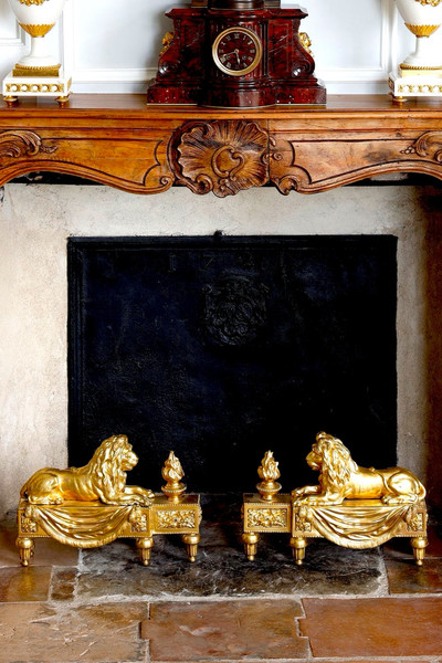 PAIRE DE CHENETS AUX LIONS EN BRONZE CISELÉ ET DORÉ