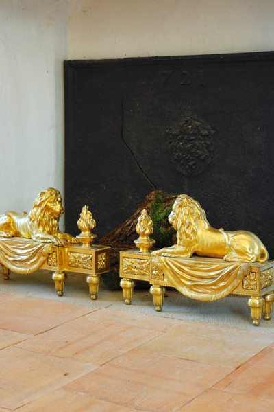 PAIRE DE CHENETS AUX LIONS EN BRONZE CISELÉ ET DORÉ