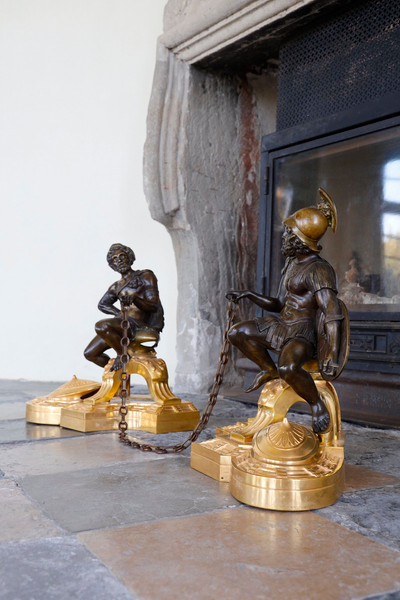 PAIRE DE CHENETS "ALEXANDRE LE GRAND ET DIOGÈNE" EN BRONZE