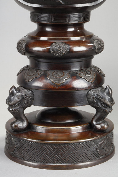 Paire de vases en bronze patiné