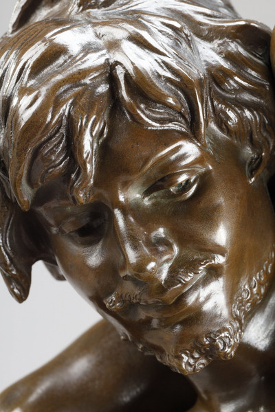 Бронза с коричневой патиной человека, несущего ребенка на спине, Гастона Леру (1854-1942)