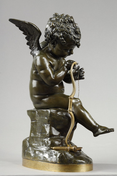 Bronzefigur des Amor, der seinen Bogen spannt