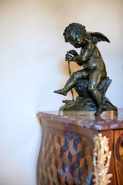 BRONZEDARSTELLUNG VON AMOR, DER SEINEN BOGEN SPANNT, NACH LEMIRE (1741-1827)