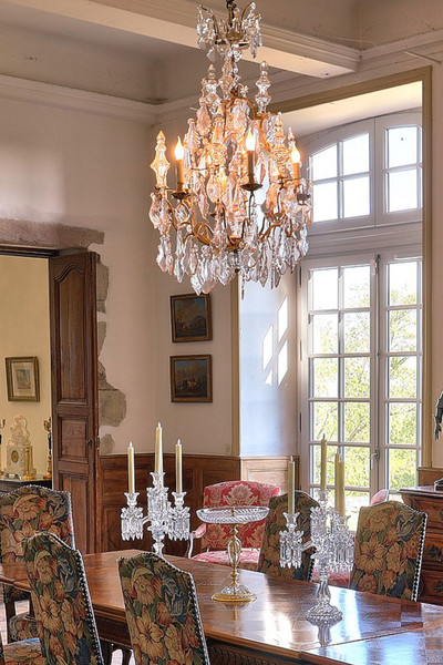 LUSTRE CAGE À SIX LUMIÈRES, EN BRONZE DORÉ, ORNÉ DE PAMPILLES ET POIGNARDS EN CRISTAL TAILLÉ