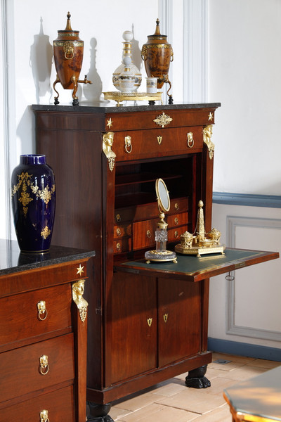 Комод и письменный стол из красного дерева с отделкой шпоном красного дерева