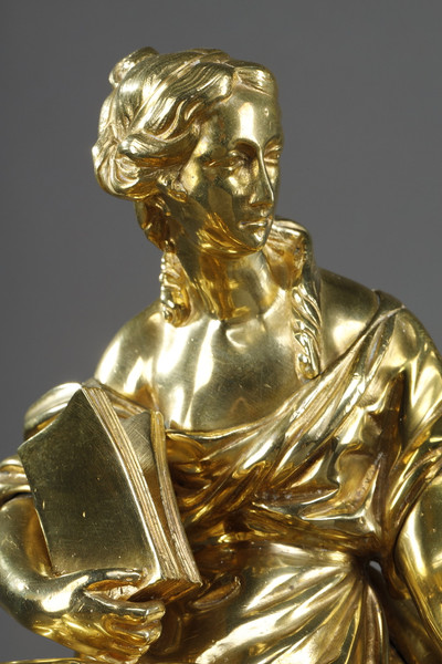 Esculturas de bronce de Musas sobre perros de fuego