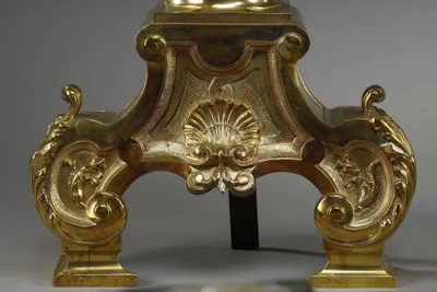 PAR DE MORIZOS DE BRONCE DORADO Y CINCELADO DECORADOS CON MUSAS SENTADAS