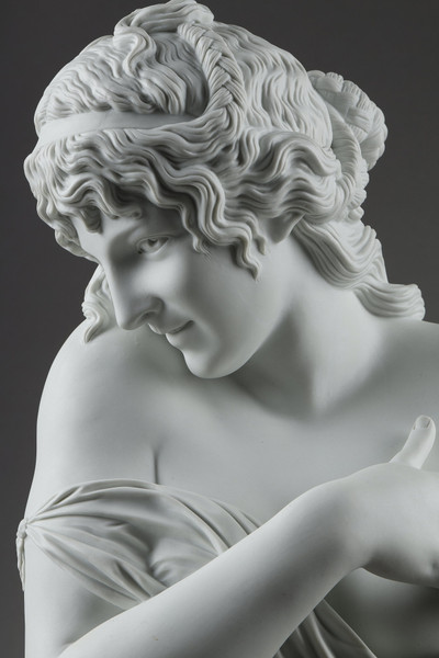 年轻女子半身像雕塑