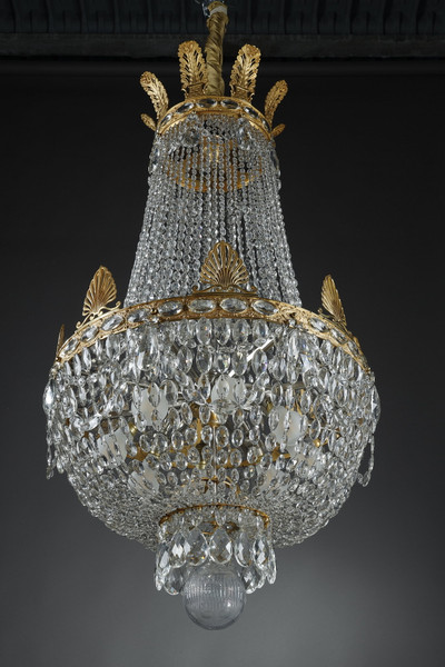 lustre Empire illumine avec ses pampilles en cristal.