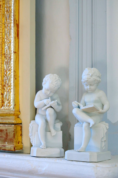 DEUX SUJETS EN BISCUIT REPRÉSENTANT L'ENFANT LISANT ET EN PENDANT L'ENFANT DESSINANT