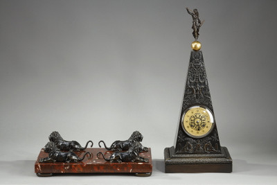 Pendule à lobélisque avec décor de guirlandes et trophées darmes, Charles X