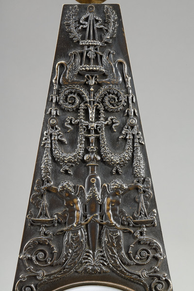 Pendule obélisque Charles X en bronze doré, trophées et lions sur socle marbre