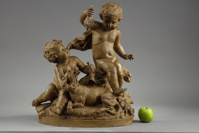 Sculpture allégorique, terre cuite de Le Brun, deux angelots et un chien, thème de la chasse
