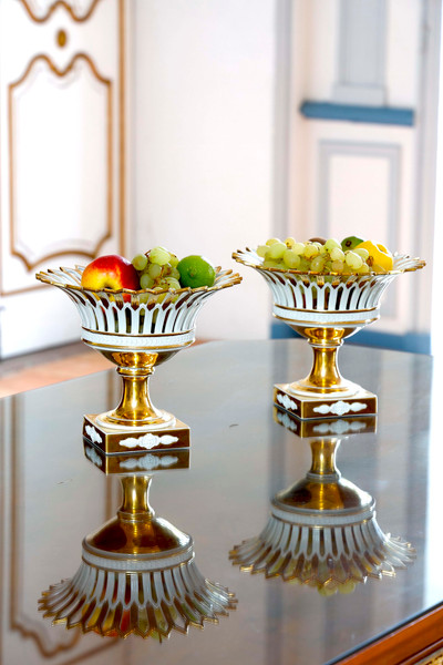 PAIR OF PARIS PORCELAIN BASKETS ON FEET, EMPIRE PERIOD