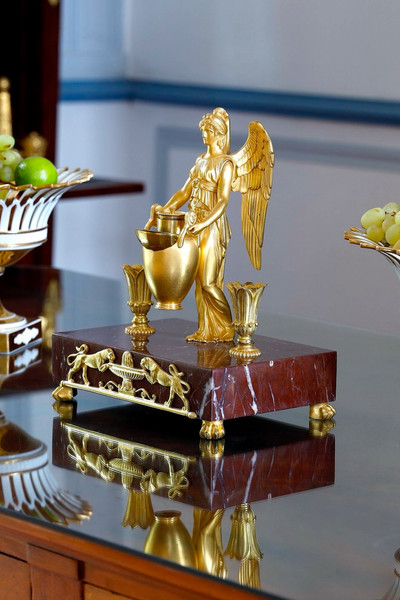 19世纪初期，帝国时期的镀金和红色樱桃大理石中的incish