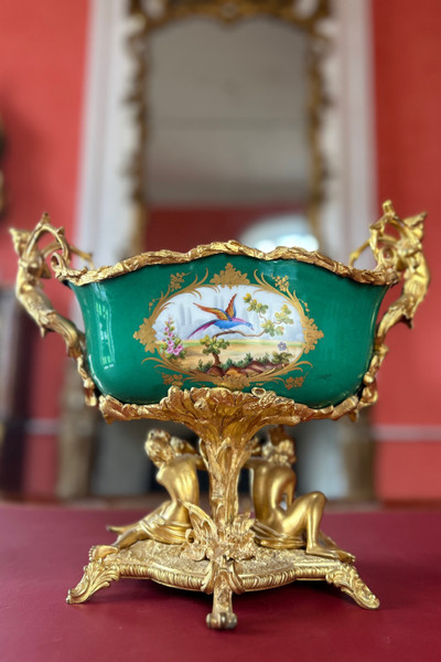 Фарфоровый и позолоченный бронзовый цветочный горшок, украшенный изображениями галантных пар