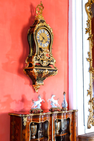 Картель и консоль эпохи Людовика XV, выполненные в технике инкрустации и позолоченной бронзы