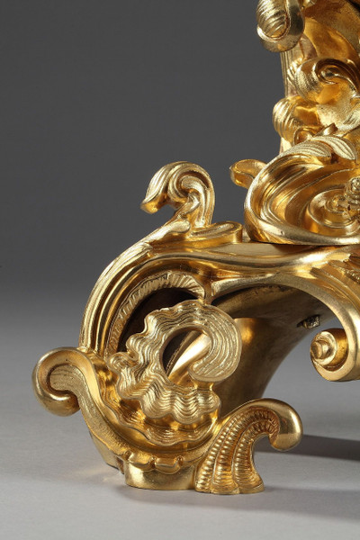 PENDULE DE STYLE ROCAILLE EN BRONZE DORE ORNEE D'UN AMOUR DANS UNE COQUILLE