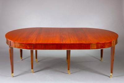 可容纳多套餐具的加长餐桌