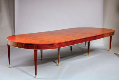 已安装延伸板的红木餐桌