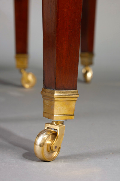 镀金青铜脚轮上的红木桌底座细节