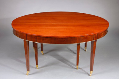 Tavolo allungabile antico, atmosfera da sala da pranzo classica