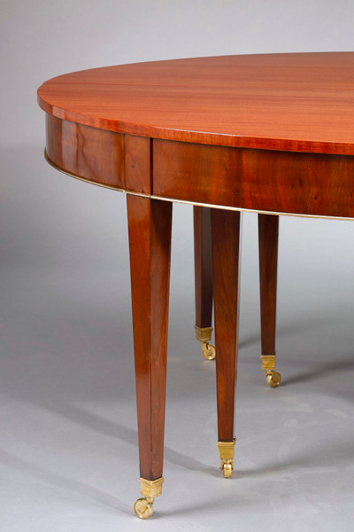 Удлинённая столешница из красного дерева с изящной текстурой