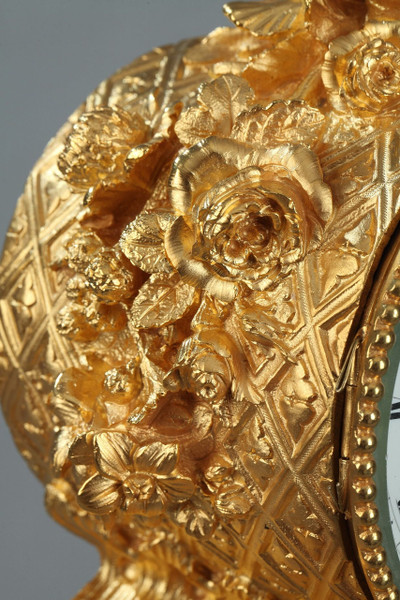 Часы в стиле рококо из позолоченной бронзы