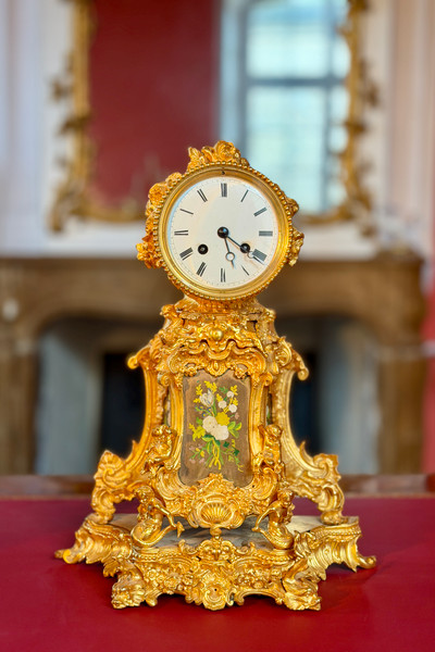 PENDULE ROCAILLE EN BRONZE DORE