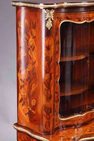 Showcase mit Louis XV Glastüren
