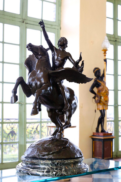 ОЧЕНЬ БОЛЬШАЯ БРОНЗОВАЯ ФИГУРКА «ПЕГАС, НЕСУЩИЙ ПОЭТА В ОБЛАСТИ СНОВИДЕНИЯ» С КОРИЧНЕВОЙ ПАТИНОЙ