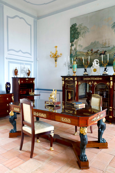 Обеденный стол из красного дерева в стиле египетского возрождения