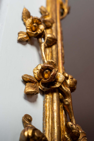 Miroir Louis XV en bois doré à la feuille d'or