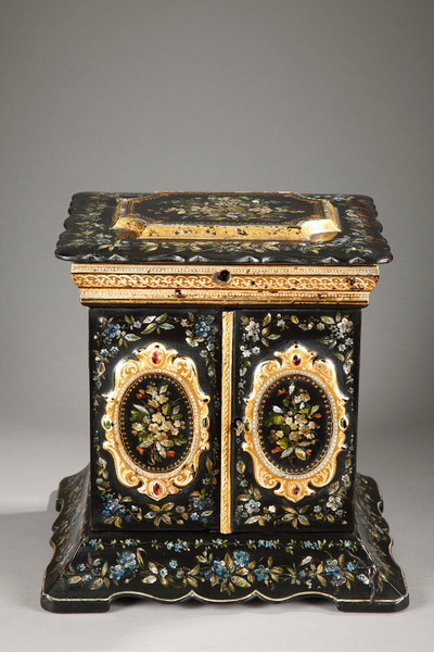 Box with polychrome floral decoration and mother-of-pearl inlays, English craftsmanship