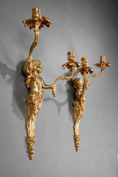 PAIRE D'APPLIQUES DE STYLE LOUIS XV EN BRONZE DORÉ