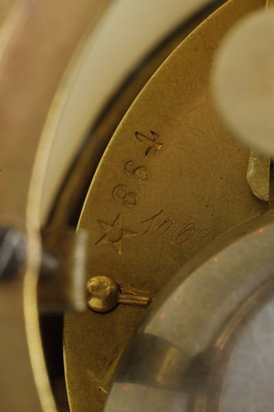 PENDULE AUX DAUPHINS EN OPALINE, CHARLES X