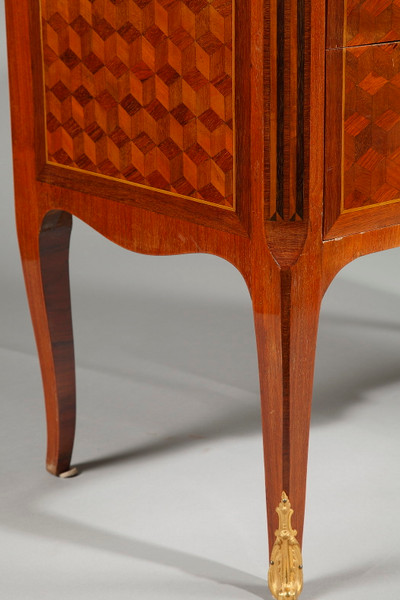 CÓMODA DE ESTILO TRANSICIONAL EN MARQUETERÍA DE MADERA Y BRONCE DORADO